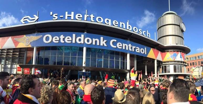 Station Den Bosch meej de tekst Oeteldonk Centraol en veul Oeteldonkers ervoor