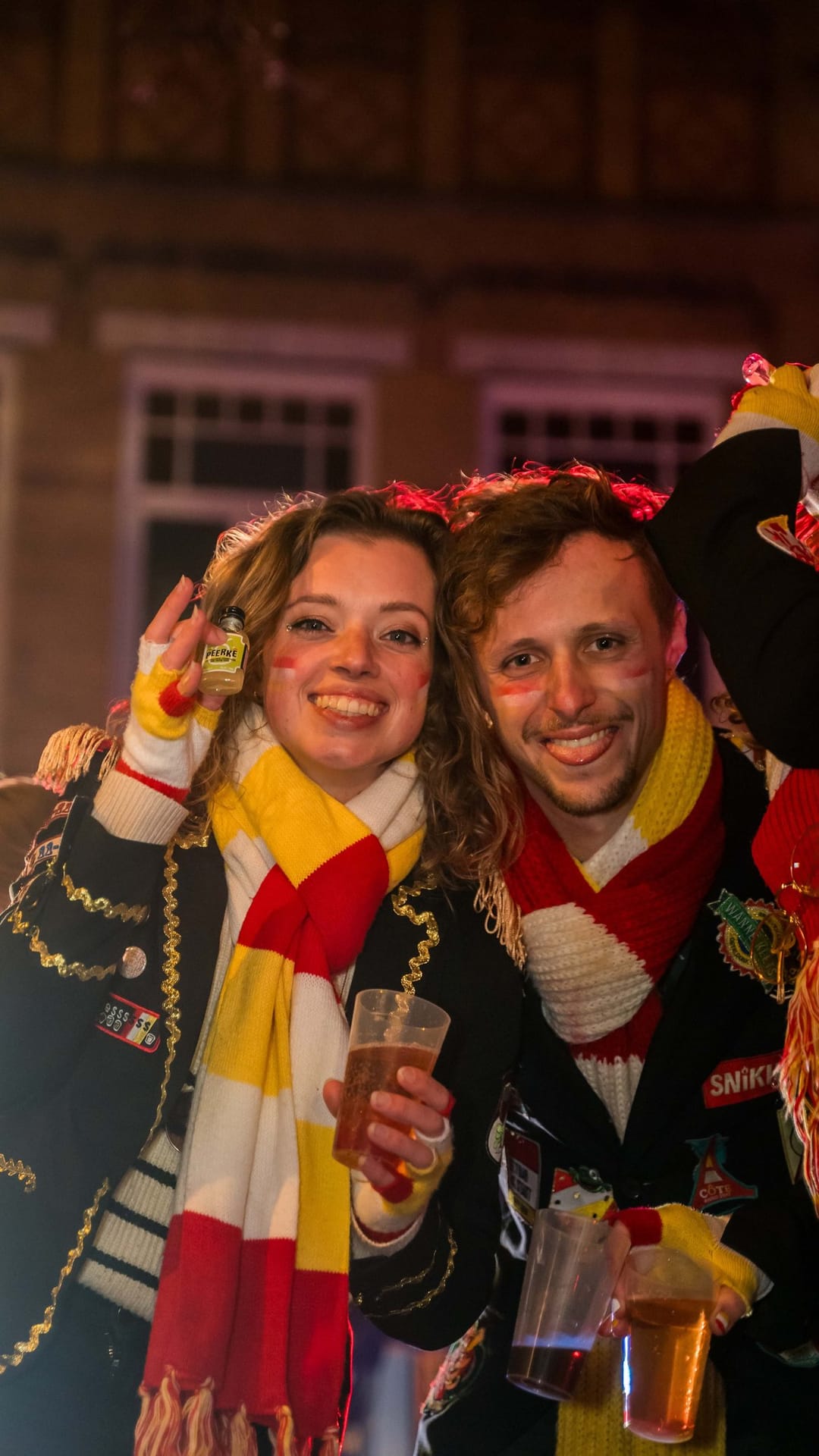 Twee vrienden meej Peerke en sjaals in rood-wit-geel